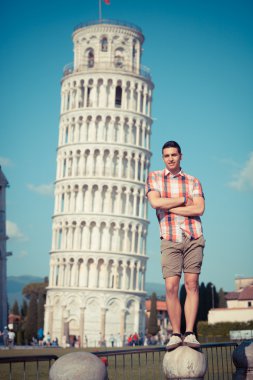 genç çocuk leaning tower Pisa ile poz