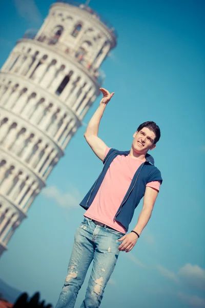 Νεαρός άνδρας που ποζάρει με Κεκλιμένος Πύργος Πίζας — Φωτογραφία Αρχείου