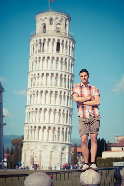 Mladík pózuje s šikmou věž v Pise — Stock fotografie