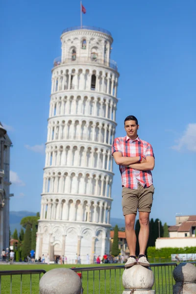 Jonge jongen poseren met scheve toren in pisa — Stockfoto