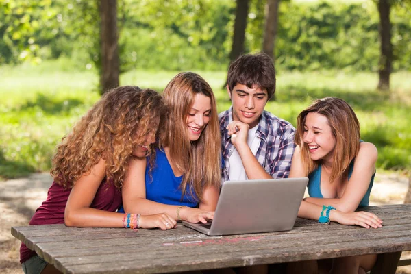 Grupo de Estudantes Adolescentes no Parque com Computador e Livros — Fotografia de Stock