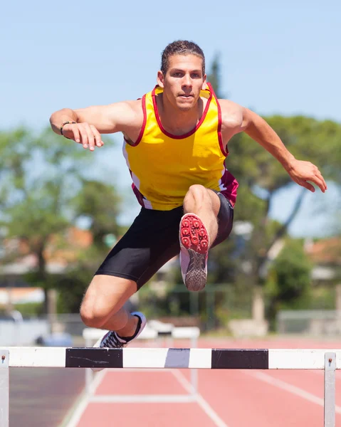 Mužský atlet během překážková dráha — Stock fotografie