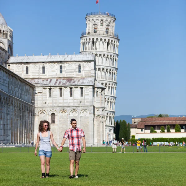 Unga par turister i Pisa — Stockfoto