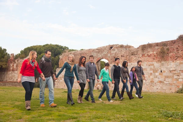 Multiculturele groep lopen samen — Stockfoto