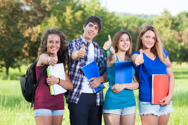 Teenage studenten met Duimschroef opwaarts — Stockfoto