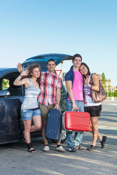 Fyra vänner redo att lämna för semester — Stockfoto