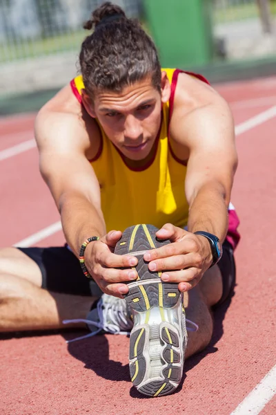 Track and Field Athlete Strekking – stockfoto