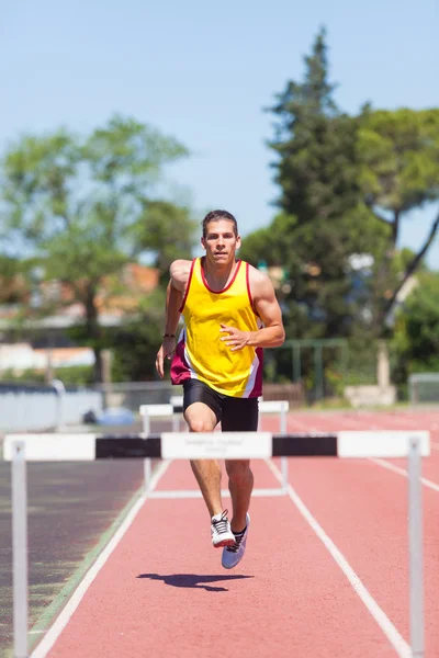 Mężczyzna lekkoatletycznych zawodnik podczas wyścigu przeszkodę — Zdjęcie stockowe