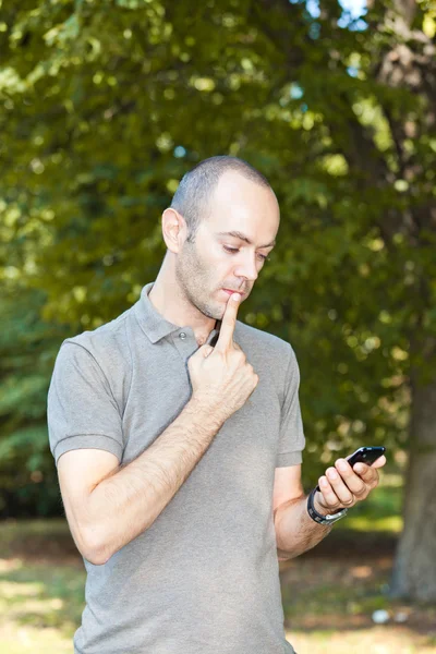 Ο άνθρωπος με το κινητό στο πάρκο — Φωτογραφία Αρχείου