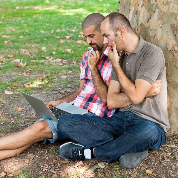Due uomini che lavorano con il computer al parco — Foto Stock
