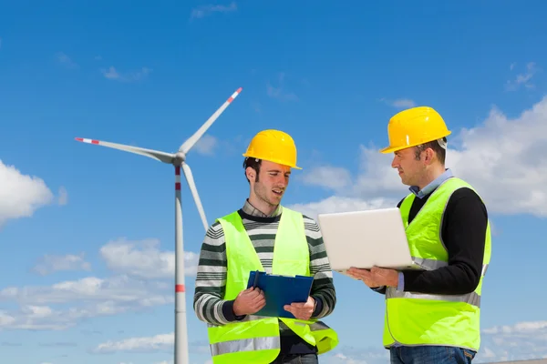Dois engenheiros em uma usina de turbina eólica — Fotografia de Stock