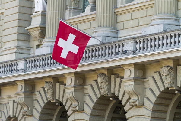 Spolkový dům fasáda s švýcarské vlajky v Bernu, Švýcarsko — Stock fotografie