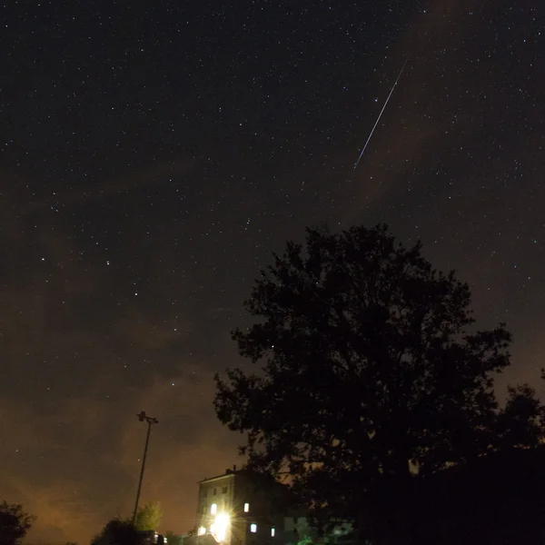 Нічне небо з великим метеор — стокове фото