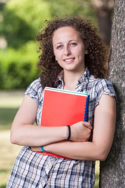 Ung vacker kvinnlig student vid park — Stockfoto