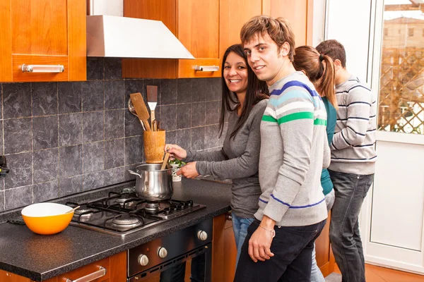 Casal multirracial feliz na cozinha — Fotografia de Stock