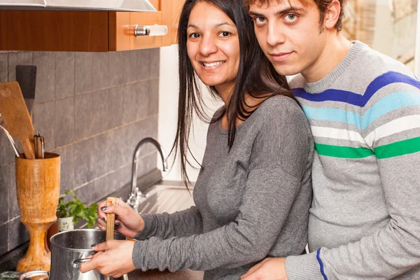 Счастливая многорасовая пара на кухне — стоковое фото