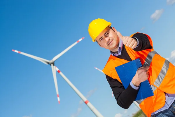 Инженер-техник на ветряной электростанции — стоковое фото