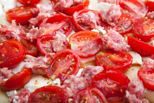 Çeşniler pizza: Mozzarella peyniri, domates, sosis — Stok fotoğraf