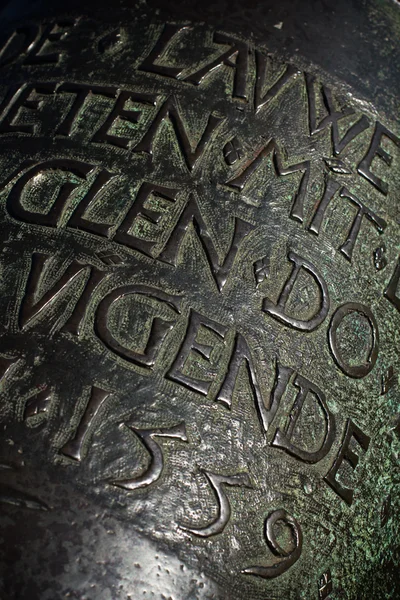 Средневековая надпись на металле — стоковое фото