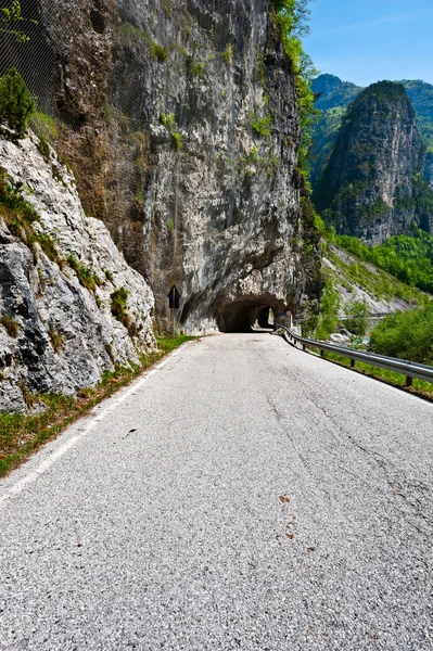 Tunnel dans la roche — Photo