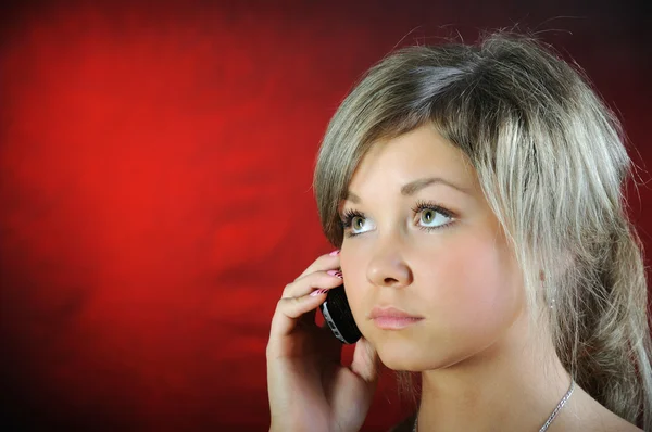 Κορίτσι, μιλάει στο τηλέφωνο. — Φωτογραφία Αρχείου