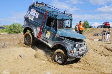 Off-Road araç zor arazi içinde