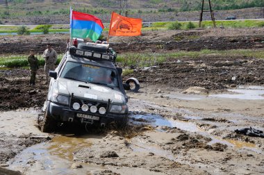 Off-Road araç zor arazi içinde