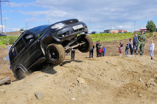 Off-road car in difficult terrain — Stock Photo, Image