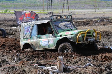 Offroad bataklıkta 4 x 4 araba yarışı.