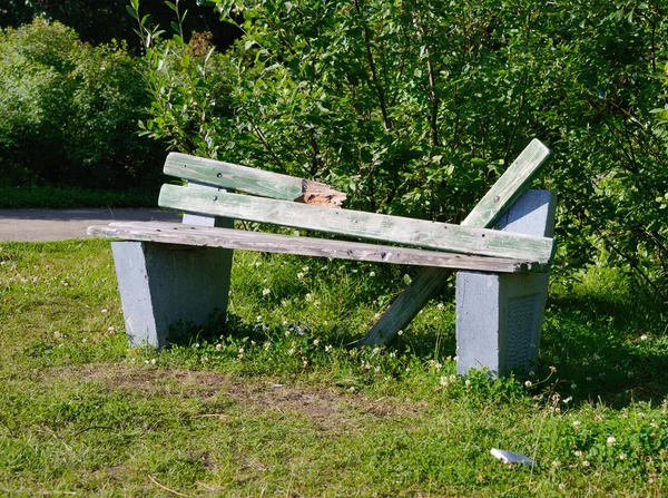 Сломанная скамейка — стоковое фото
