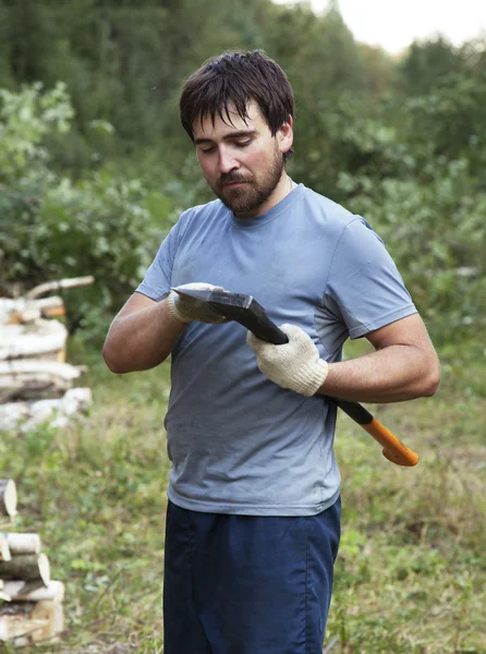 Lumberman with an axe — Stock Photo, Image