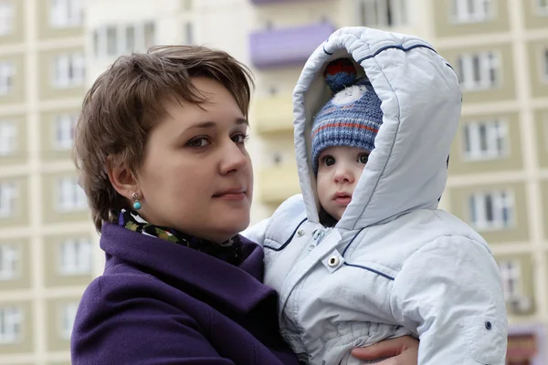 Mãe com criança na área residencial — Fotografia de Stock