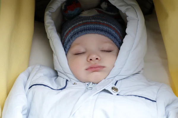 Schlafendes Kind im Kinderwagen — Stockfoto