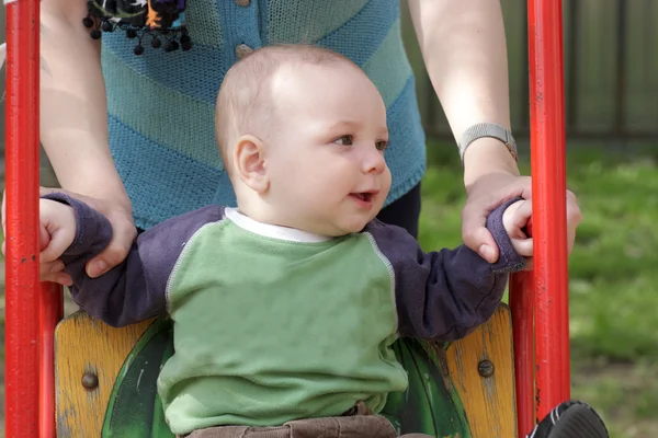 Chłopiec na swing — Zdjęcie stockowe