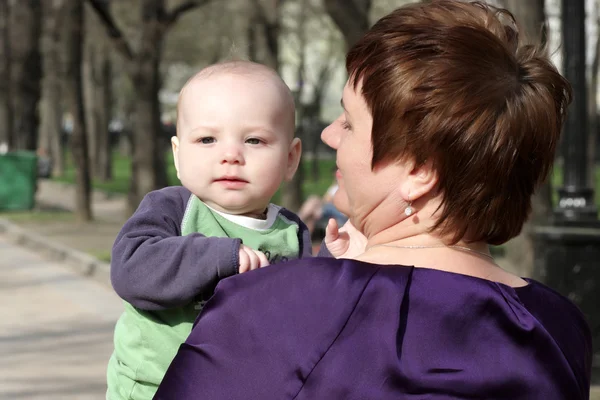 Büyükanne holding toddler — Stok fotoğraf