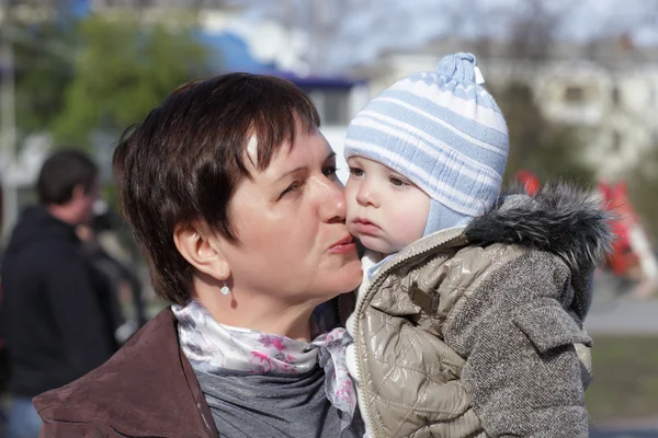 Abuela besando niño pequeño —  Fotos de Stock