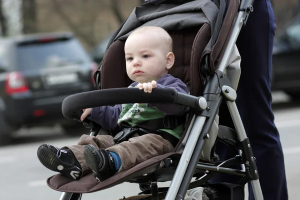 Toddler di kereta bayi — Stok Foto