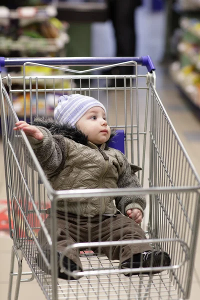 Niño en carrito de compras —  Fotos de Stock