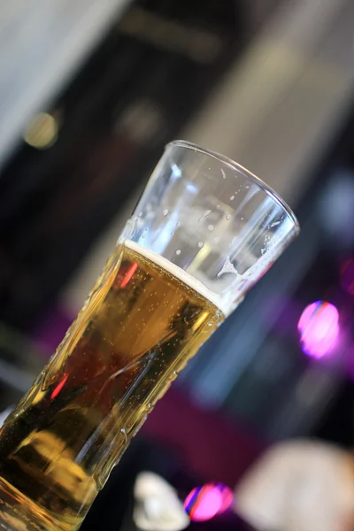 Vaso de cerveza en pub oscuro — Foto de Stock