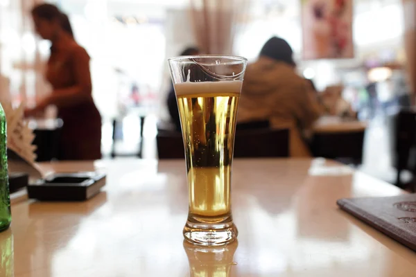Vaso de cerveza en la mesa — Foto de Stock