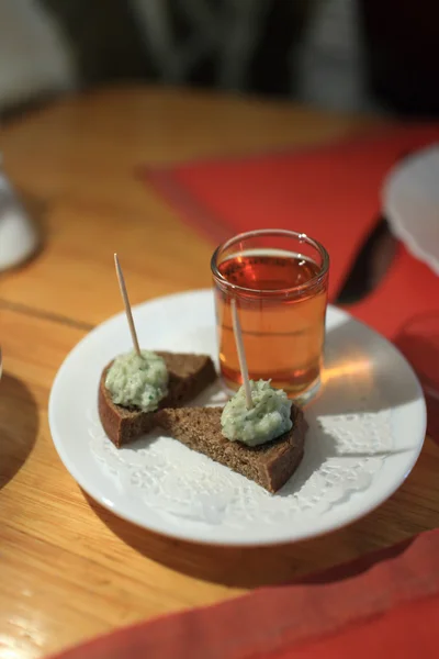 Спотыкачский ликер с тостами — стоковое фото