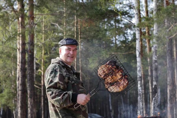 Człowiek wth grill — Zdjęcie stockowe