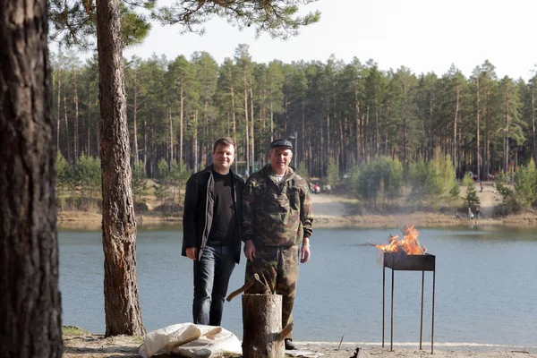 Mannen poseren in de buurt van barbecue — Stockfoto