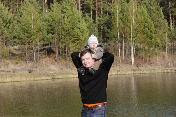 Pai está segurando seu filho — Fotografia de Stock