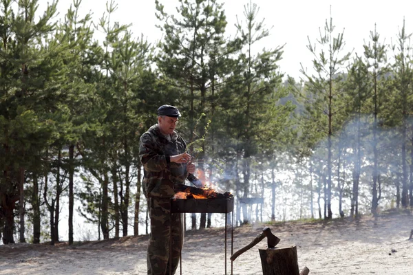 Homem queimando fogo na grelha — Fotografia de Stock