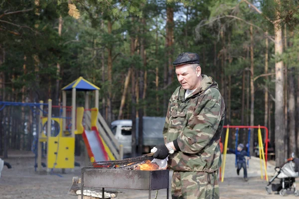 Homem segurando grill — Fotografia de Stock