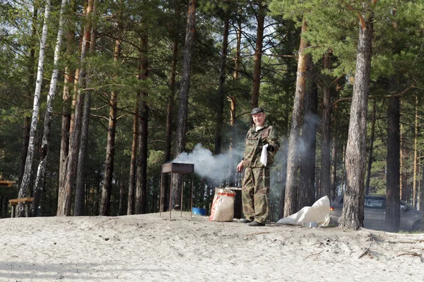 바베 큐를 준비 하는 남자 — 스톡 사진