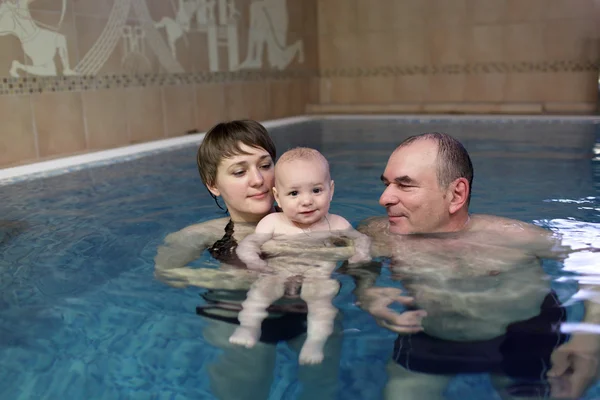 Familie in overdekte zwembad — Stockfoto
