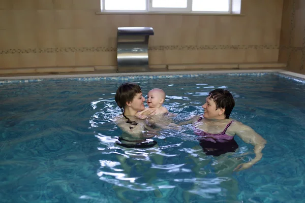 Familia en piscina — Foto de Stock