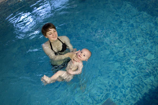 Mãe e criança nadando — Fotografia de Stock